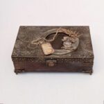 Ξύλινο κουτί staempunk με αλυσίδα