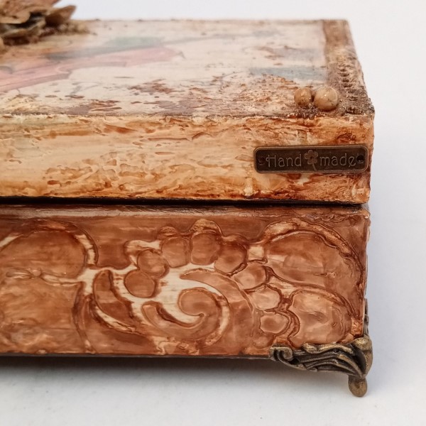 Ξύλινο κουτί vintage με βιολί