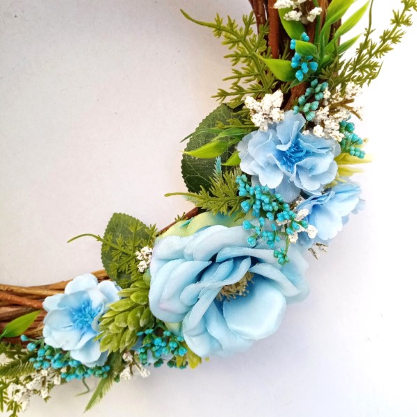 Ξύλινο στεφάνι με μπλε λουλούδια
